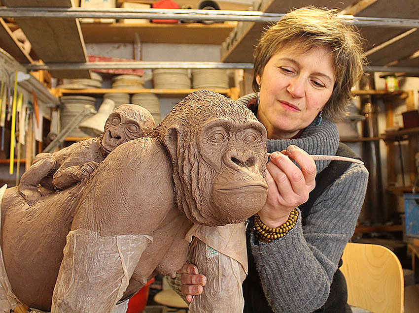 2Olivia Tregaut Sculpture-travail sur le gorille-photo Adrien Temporin